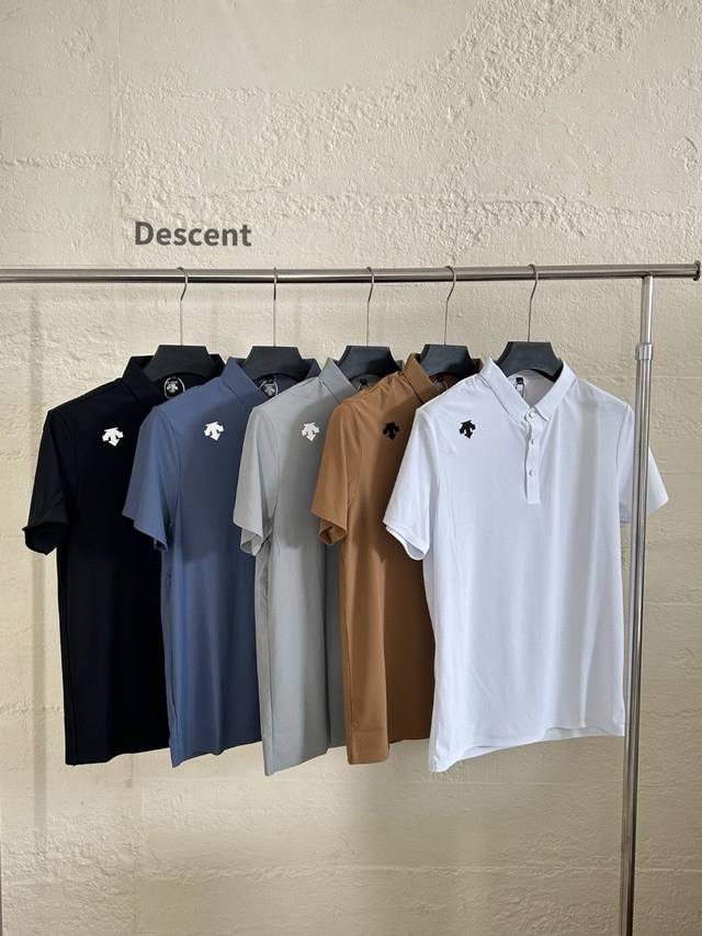 Descente迪桑特速干运动休闲短袖polo衫 不管是商务出行，还是运动休闲，一件顶所有！高端大气上档次 面料使用速干爽滑面料，贴身凉爽，顺滑 不易起皱，达到