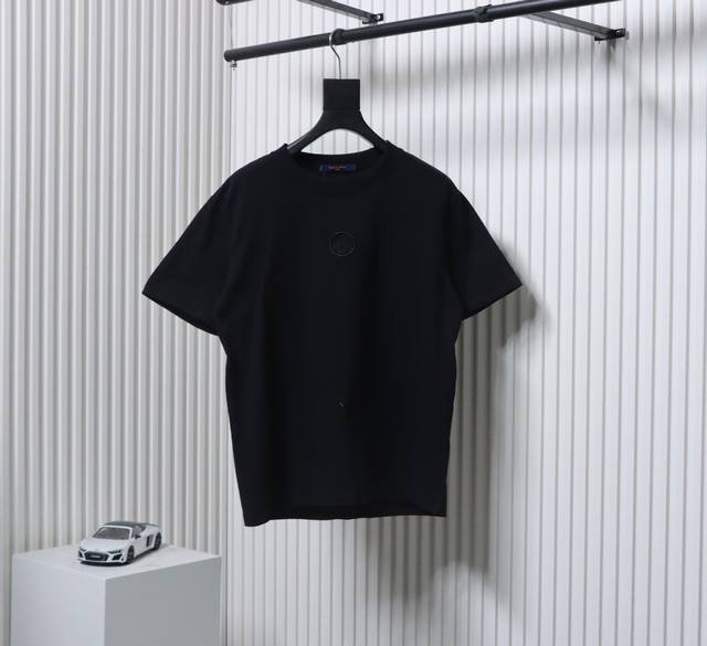 Louis Vuitton 路易威登 25Ss 前后刺绣Logo短袖 采用300G双纱重磅面料，1:1螺纹，手感柔软舒适，上身亲肤透气，垂感佳，胸口小标老花刺绣