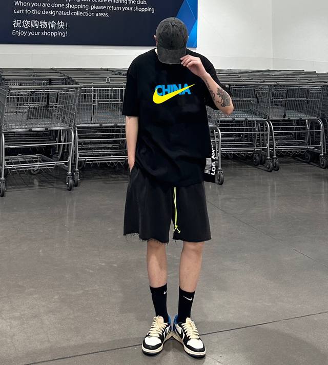 上新！Nike 耐克新款标志显著的字母T恤！超级吸睛！ 不仅保留了Nike传统的招牌风格，色调上的搭配效果自带层次，视觉上很有高街调性！重工艺高质感，棉质感强，
