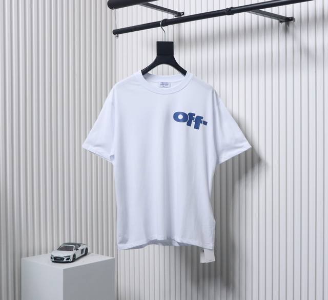 Off Ow White 蓝色字母圆领短袖 所有面料以及螺纹均为订织定染，所有面料颜色均经过色卡比对定染面料，复古印花水洗做旧短袖，无性别宽松廓形剪裁，采用28