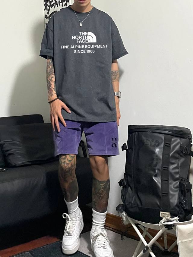 上新！本季新款Tnf北面短袖T恤,版型剪裁特别有讲究！上身很洋气显瘦内搭外穿都看 高密针织圆领设计，平整简约！亲肤透爽！T恤面料的柔软性舒适性无可挑剔！男女均可