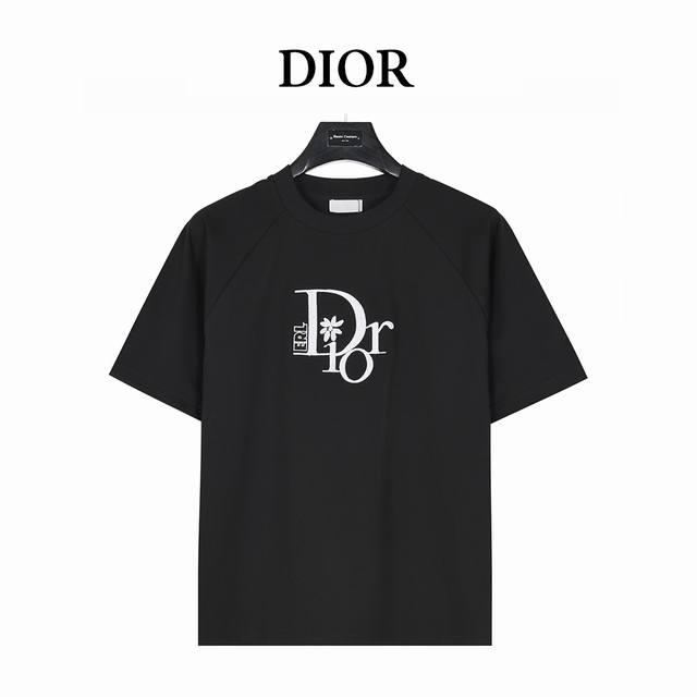Dior 迪奥 Dior By Erl联名刺绣短袖T恤 这款 T 恤来自 Dior By Erl 尊享联名系列。 采用棉质270克纳维亚精棉平纹面料精心制作，