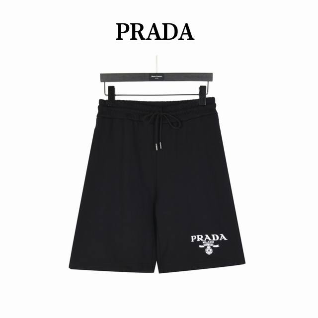 prada 普拉达 徽标刺绣及后袋金属三角标镶嵌短裤 面料采用400G棉质毛圈面料，订染颜色后整蚀毛处理， 对照原版做丝滑超柔处理，布面肌理股线清晰明显， 前幅