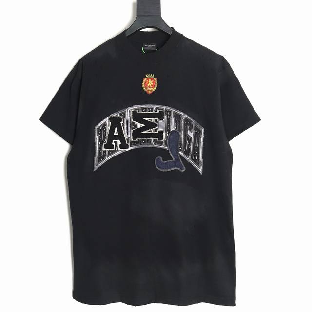 Balenciaga 巴黎世家 23Ss 联名曼联脏洗短袖T恤 真正的重工款式工艺多达4.5种 每一种工艺都要反复比对 才能完美的还原 采用 G双股面料经过多重