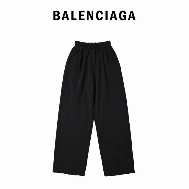 Balenciaga 巴黎世家25Ss水洗灰刺绣卫裤 原版购入开发，整体裤子的工艺难点就在水洗刺绣细节无需多言百灵达的高密织法水洗后依旧爆满不爆线手工砂轮机定位