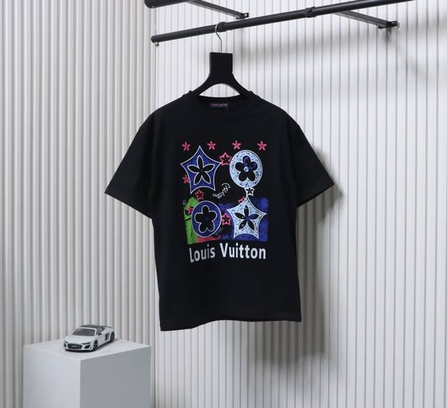 Louis Vuitton 路易威登 Lv 25Ss 四花短袖T恤 面料采用定制240G 26支特滑双股精棉平纹高密无尘全棉布料。前幅高密度加厚，走线平整，代工