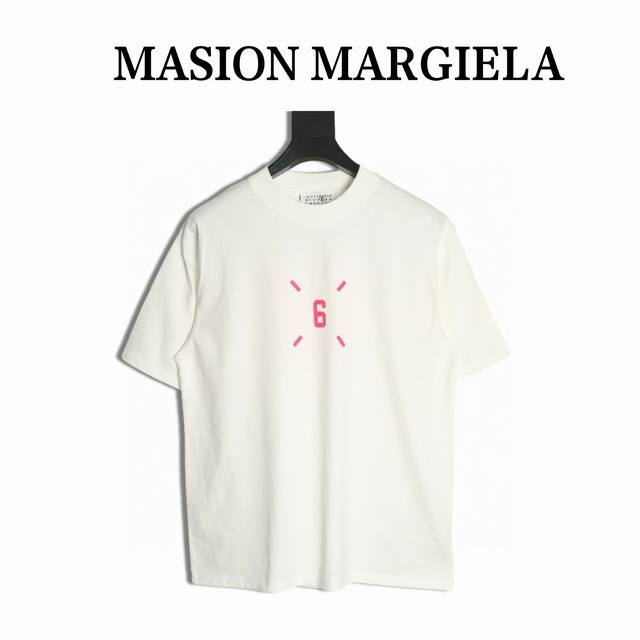 Maison Margiela马吉拉 日历字母拉丝短袖 面料26S精棉双股300克，罗纹拉架十字螺纹，采用细支数纱线织造，使得面料质地轻薄，透气性好，穿着舒适，