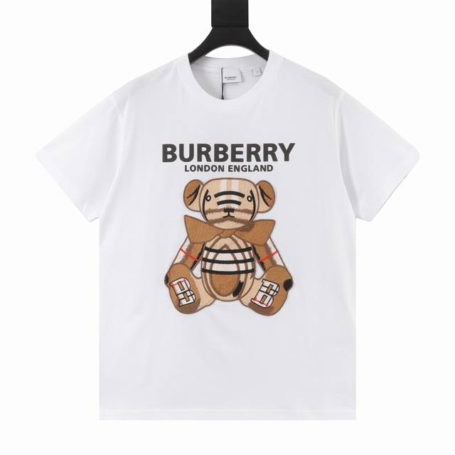 Burberry 巴宝莉 小熊贴布刺绣短袖 清爽干净的棉质情侣款短袖 实物很漂亮的颜色！给人很干净的高级感 胸前小熊刺绣图案设计 彰显大气奢华的气派，刺绣细节十