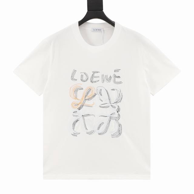 Loewe 罗意威 25Ss 线条刺绣Logo短袖 面料采用32支双纱280克高克重纯棉面料 紧密纺纱工艺，透气性高，上身舒适有垂感，成色的饱和度很高 胸前大标