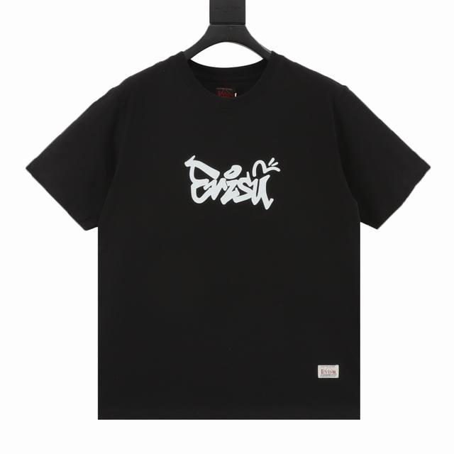 Evisu25Ss 福神新款字母印花短袖 细节:版本，吊牌领标水洗包装袋。 面料:采用40织双纱280克面料 原版高克重，纯棉螺纹领口，宽松版型，做工细节做到极