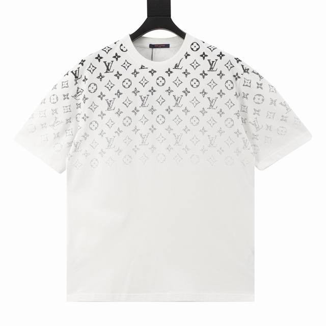 Louis Vuitton 路易威登 满印上幅渐变字母印花短袖T恤 定制260G纯棉精梳面料 透气舒适易清洗 数码印花工艺 老花字母Logo元素看起来非常高级感