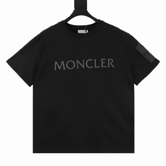 Moncler 蒙口 印花袖袋标识短袖T恤 定制天丝摩尔平纹料，厚板印花工艺，利用厚板印胶机，将设计图案转化为可印刷的模板，通过压力将图案逐层印在纺织品上，整个