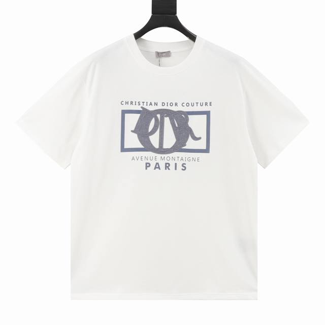 Dior 迪奥 24Ss 贴布刺绣字母短袖 此款T恤饰以Dior Charm标志贴布刺绣和印花 双重工艺更具创意 经典的罗纹圆领设计 休闲百搭 与各式休闲装扮搭