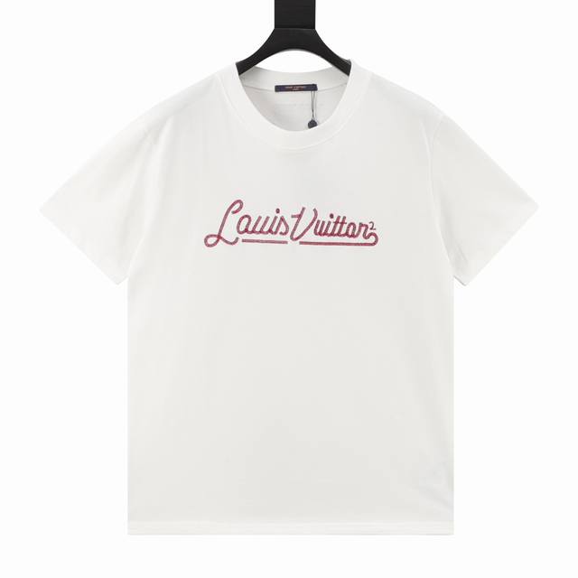 Louis Vuitton 路易威登 25Ss 草写字母刺绣短袖 采用300G双纱重磅面料，1:1螺纹，手感柔软舒适，上身亲肤透气，垂感佳，胸口红色签名刺绣贴饰