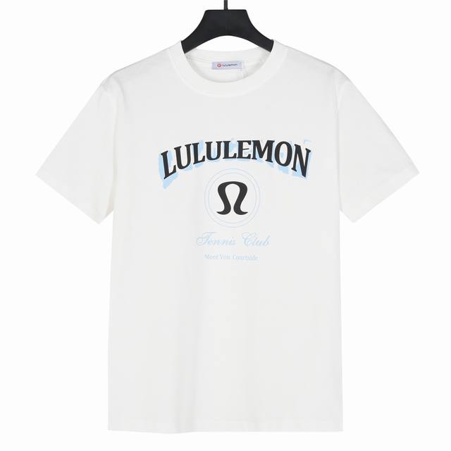 Lululemon 露露乐蒙2025春夏新品印花短袖 面料采用300克重双纱精梳棉，定制32支1*1螺纹，成衣两遍水洗处理，面料舒适亲肤无异感，定制定染面料，纺