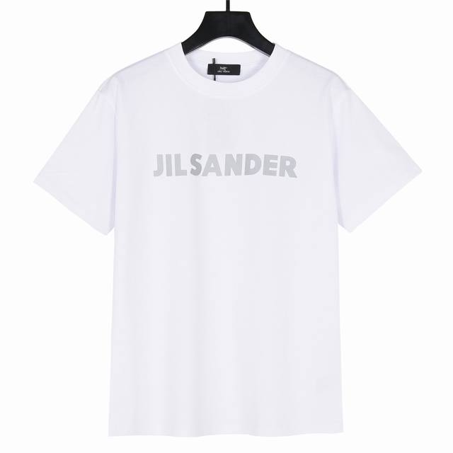 Arcteryx始祖鸟联名Jilsander反光字母印花短袖T恤 面料采用260克重双纱精梳棉，定制32支1*1螺纹，成衣两遍水洗处理，面料舒适亲肤无异感，定制
