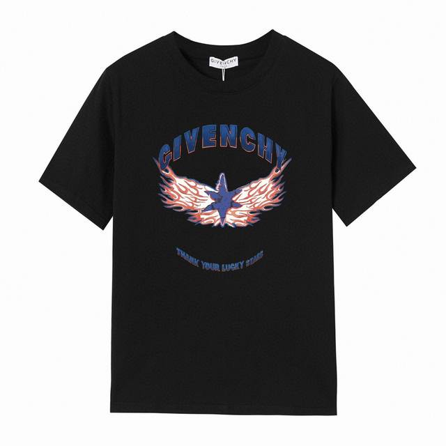 Givenchy 纪梵希星火字母短袖T恤,简单的设计看起来特别大方！版型剪裁特别有讲究！上身很洋气显瘦内搭外穿都看高密针织圆领设计，平整简约！亲肤透爽！T恤面料
