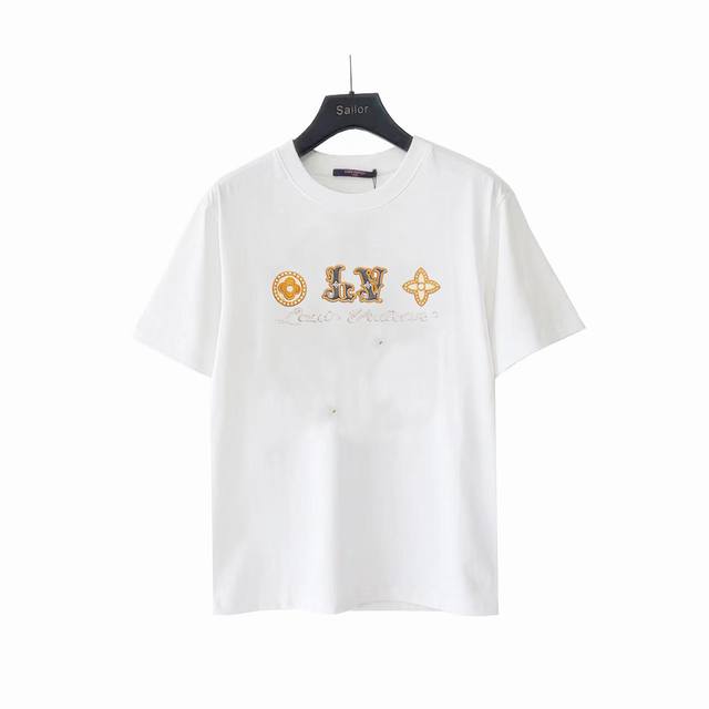 实拍细节图+尺码表 Louis Vuitton路易威登2025Ss新款美式字母斜纹布料贴布绣花情侣休闲短袖T恤 最高版本！定制面料290克100%双纱棉！美式字