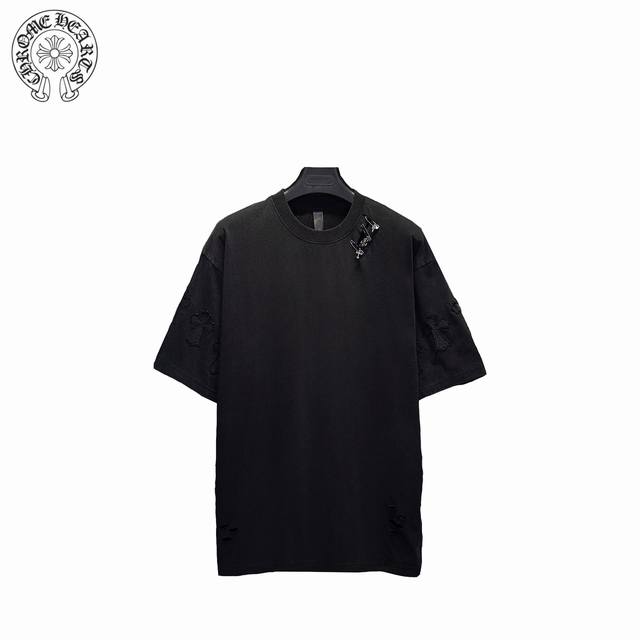 Chrome Hearts 克罗心 25Ss 破洞缝补短袖T恤 采用32支双纱 克重面料 进口针织针梳棉进行制作，厚度适中，有垂感又有轮廓型，上身就是一个舒适！