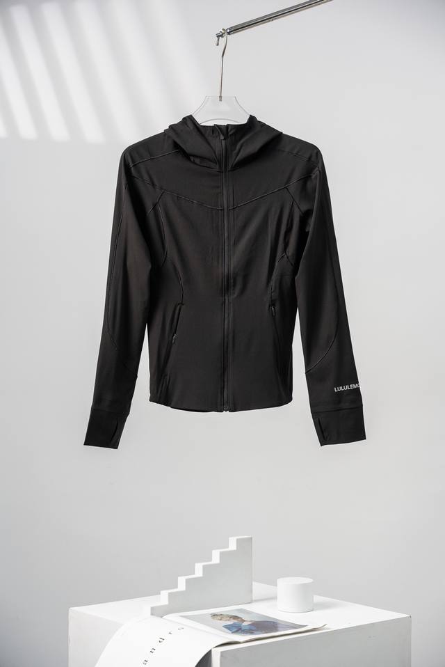 Lululemon露露乐蒙 Mist Over系列 Windbreaker 纯色修身防风速干轻薄连帽皮肤衣夹克 女款 活力满满，修饰优化身材比例，显个子高挑 专