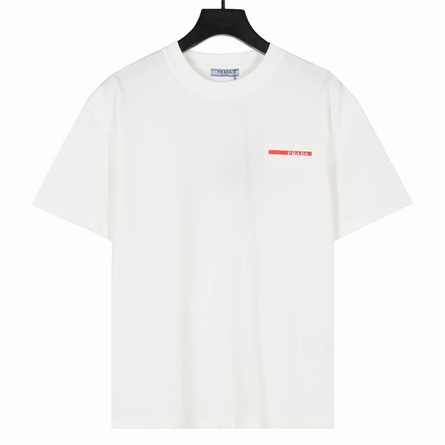 prada 普拉达 25Ss 胸口红色饰条刺绣短袖 胸前经典红色刺绣字母Logo，典型精准的英式版型裁剪，各年龄段均可驾驭，满足任何日常生活工作场所穿着所需，上