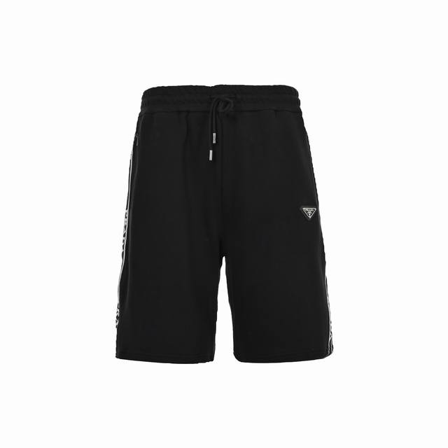 prada 普拉达 23Ss 提花织带短裤 夏季新款短裤 经典铁三角标 织带拼接休闲五分裤、高品质牛肚面料、特别手感、超级质感 舒适柔软透气 休闲宽松版型 潮流