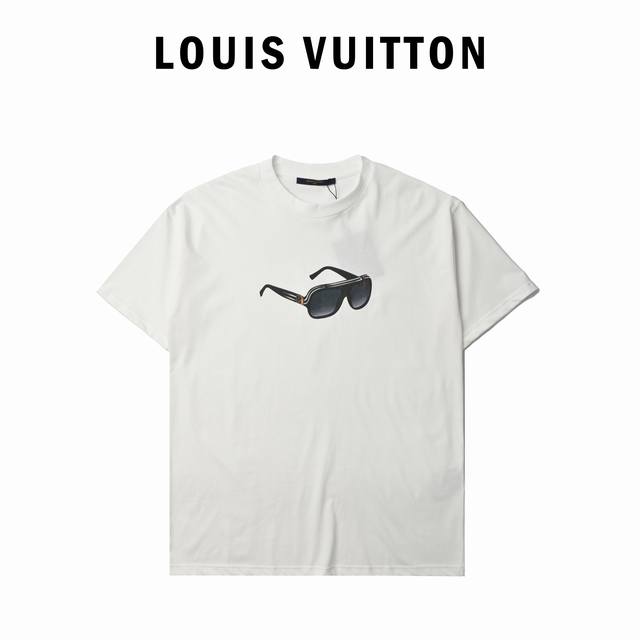 Louis Vuitton 路易威登 墨镜印花短袖T恤 简约时尚，一眼心动 这件Lv白色T恤，宛如时尚界的一颗璀璨新星。纯净的白色底色，散发着简洁而高雅的气质，