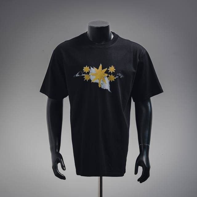 Givenchy 纪梵希25Ss星星图案印花圆领短袖T恤 定制面料洗水后 克重双纱100%精梳全棉面料 印花工艺，螺纹定织定染无色差 出入专柜无压力，通肩拉条工