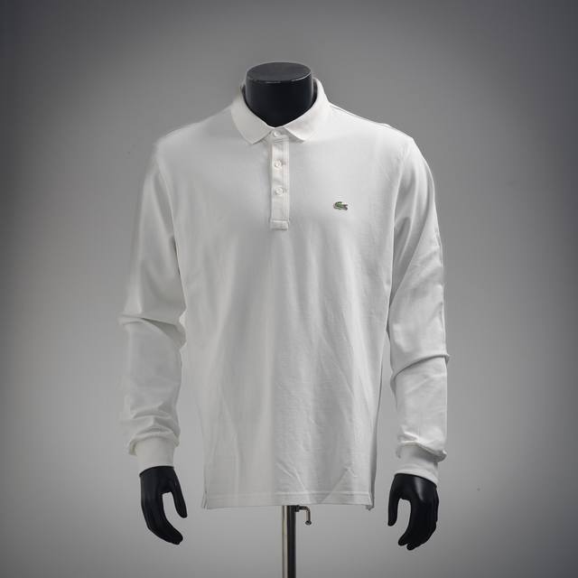 Lacoste 鳄鱼Logo刺绣polo长袖T恤衫 这次我们为大家带来的是全新升级单品 克32支纯棉拉架朱地网眼，三粒纽扣全部采用深海贝壳扣，硬度，重量，色泽都