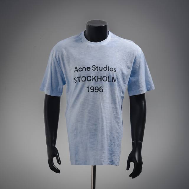 Acne Studios 扎染做旧雾霾蓝1996标语短袖T恤 面料采用32S双纱 克磨毛棉面料，轻薄透气，手感细腻柔软，成衣手工扎染炒色，还原与原版一致呈现清新