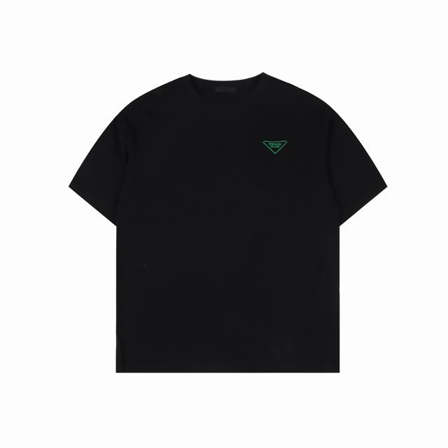 prada 普拉达 25Ss 胸口刺绣绿色三角标短袖 胸口简约撞色镂空刺绣小标。 采用260G棉质布料40支双纱面料，纺织密度高，垂感佳，不易变形。 厚织感加上