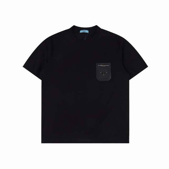 prada 普拉达 25Ss 三角标皮牌口袋短袖 采用32支双纱280克高克重纯棉面料，同缸同染定织螺纹，厚织感加上紧密纺纱工艺，不会影响面料的透气性，成色的饱