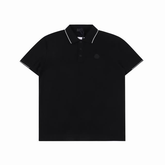 Moncler蒙口Mc 小标短袖polo衫 原版5100购入，采用 G高端珠地面料，胸前饰有经典硅胶标识，贝壳纽扣刻有蒙家英文字母。袖子叉开拼接，领子定制扁机。