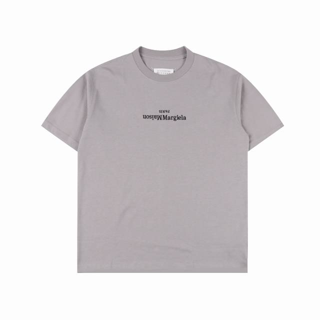 Maisonmargiela 马吉拉 反转小标Logo刺绣短袖T恤 重磅精梳260G纯棉双纱面料 后背手工四角缝线 螺纹定织定染通肩拉条工艺增加衣物清洗寿命 触