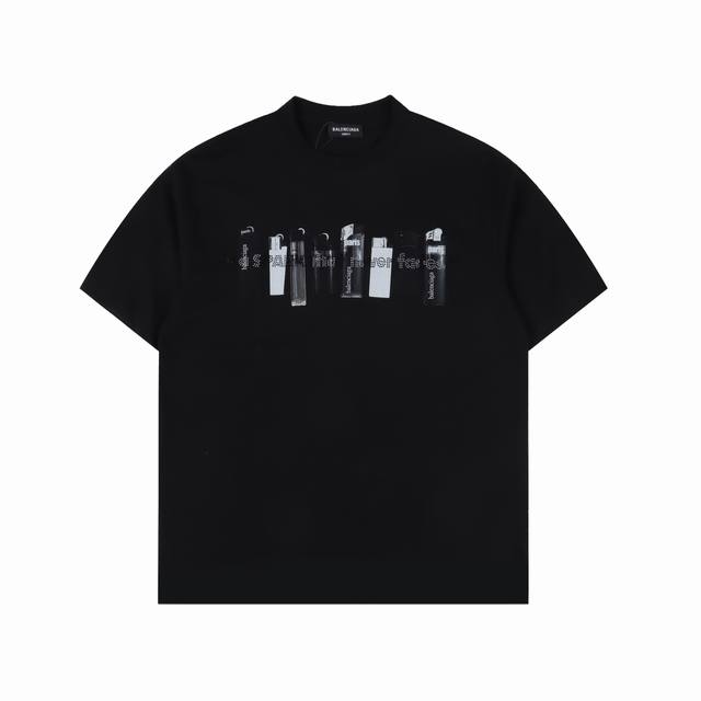 Balenciaga 巴黎世家 印花烫钻短袖T恤 纯棉250克重洗水面料，柔软亲肤细腻。做工细致，厚度适中。男女同款，宽松版型，时尚减龄百搭。 颜色：黑 白 尺