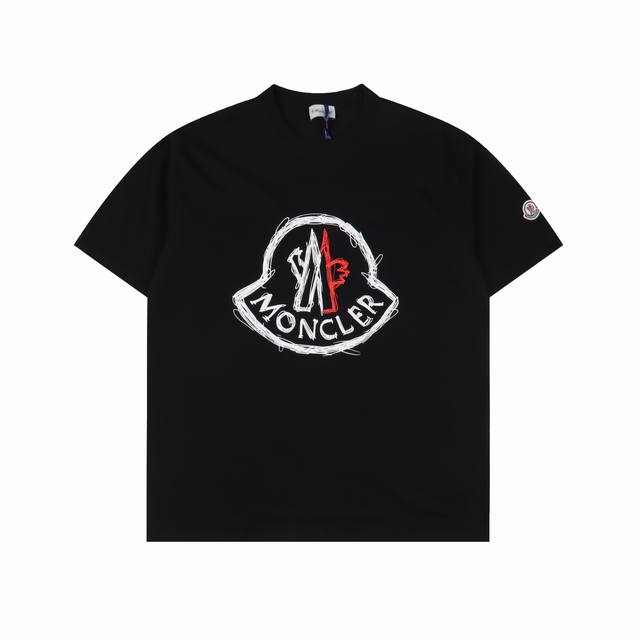 Moncler 蒙口 简约印花袖口经典章仔短袖T恤 基础衫，经典百搭，260克重纯棉面料，不缩水，男女同款宽松版型，时尚大气。 颜色：黑白 尺码：Xs-L