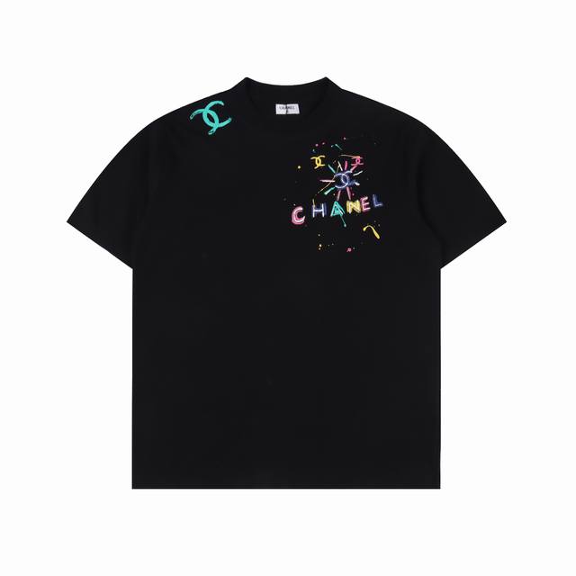 Chanel香奈尔 经典Logo 英文字母 短袖 工艺：印花 T恤现货，32支定织定染高克重纯棉面料，面料270G左右洗水定型处理，不变形，不缩水，厚度适中柔软