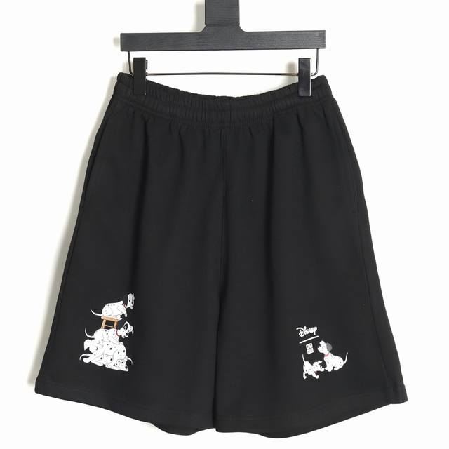 Givenchy 纪梵希 24Ss 斑点狗印花短裤 比较基础百搭的一个款式 采用380G的纯棉面料制作 带有标识性的印花工艺 整体版型偏大上身舒适 现货秒发中