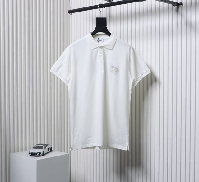 Burberry 巴宝莉 25Ss 镂空战马polo短袖 选用棉质珠地网眼布打造，定制材质260G长绒棉。衣领为双系统提花定织扁机制成，有弹性，不变形。衣服全部
