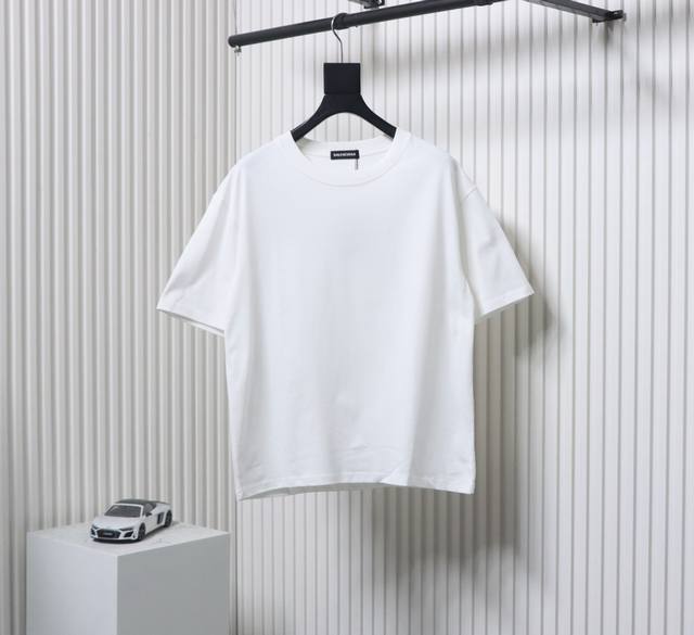 Balenciaga 巴黎世家 24Ss 签名烫 钻字母短袖T恤 面料采用定制240G 26支特滑双股精棉2平纹高密无尘全棉 布料。前幅高密度加 厚，走线平整，