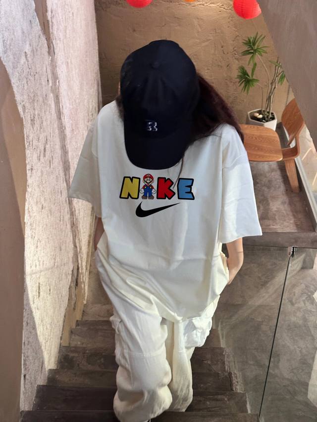 上新！元素碰撞，别致心情！经典的Nike 耐克标志性Logo Tee ！ 高密针织圆领设计，平整简约！亲肤透爽！面料的柔软性舒适性无可挑剔！男女均可驾驭，打破性