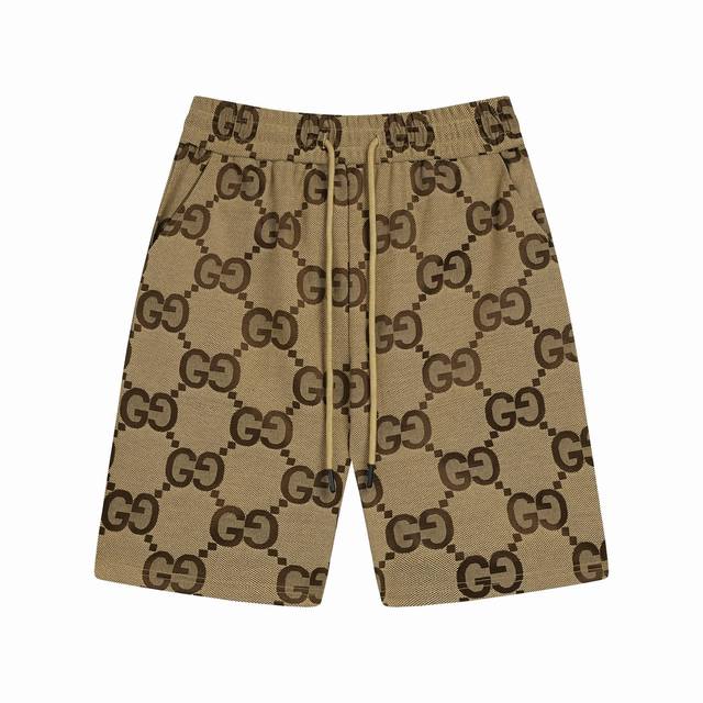 Gucci 古驰 24Ss 满印老花提花短裤 采用纯棉面料精心打造，高克重的精梳棉紧密厚实，舒适透气，不易变形，上身立体有型。 经典的剪裁版型，腰部采用松紧抽绳