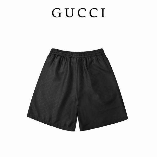 Gucci古驰24Ss新品织带印花府绸短裤 这短裤出自Gucci Lido系列，设计灵感源自意大利海岸的夏日风情和海滩俱乐部。匠心呈献日常New Arrivals和晚装造型。全G满