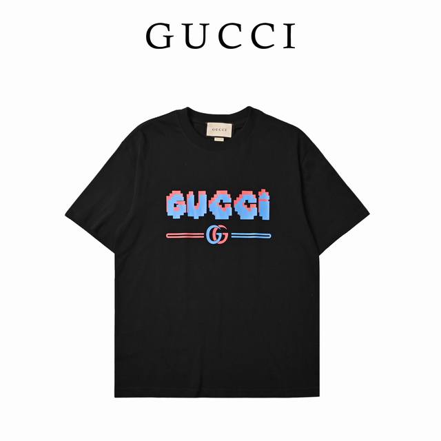 Gucci 古驰 数码字母Logo高克重印花短袖T恤 选用客供定制针织100%纯棉面打造,面料手感细腻，厚实有质感的纯棉布，高密度的机织工艺，如棉絮般柔紧致舒适