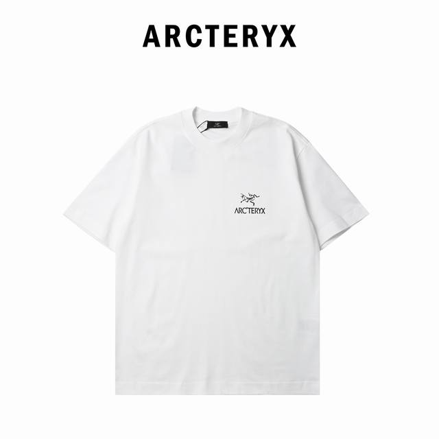 小排骨鸟 Arcteryx 始祖鸟 后背字母虚线Logo短袖T恤 后背Logo T恤，简约中见个性，时尚中显态度。 精选面料，舒适透气，夏日户外必备。 轻松搭配