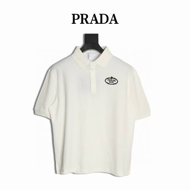 prada 普拉达 25Ss 椭圆刺绣polo短袖T恤 采用进口田岛绣花机制作 辅料均开磨定制 正确配置 黑色2025普拉达正品包装 克定制定染爽滑珠地 版型大