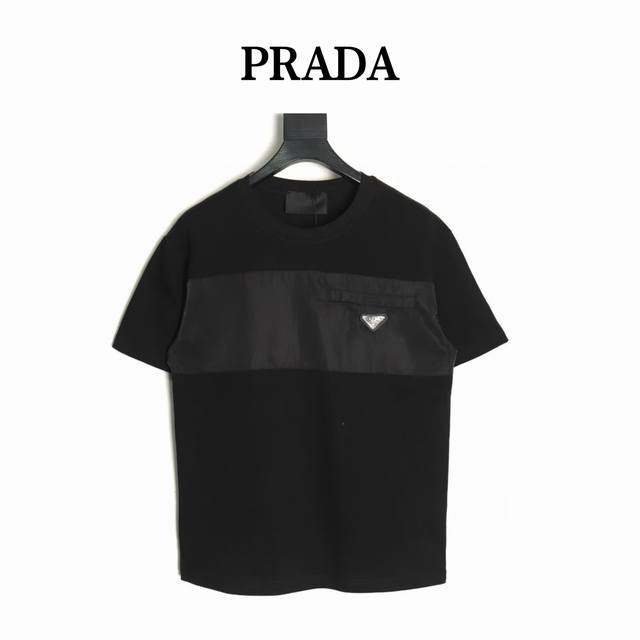 prada普拉达 25Ss 贴布口袋短袖T恤 采用进口田岛绣花机制作 辅料均开磨定制 正确配置 黑色2025普拉达正品包装 克定制定染爽滑珠地 版型大 宽松有型