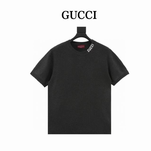 Gucci 古驰 领口字母毛织短袖 原版购入，采用高质纯棉14S细针织片，德国进口提花机织片而成。电脑扫描胸前描绘字母图案。提花采用进口高品质棉纱纺织物以经线、
