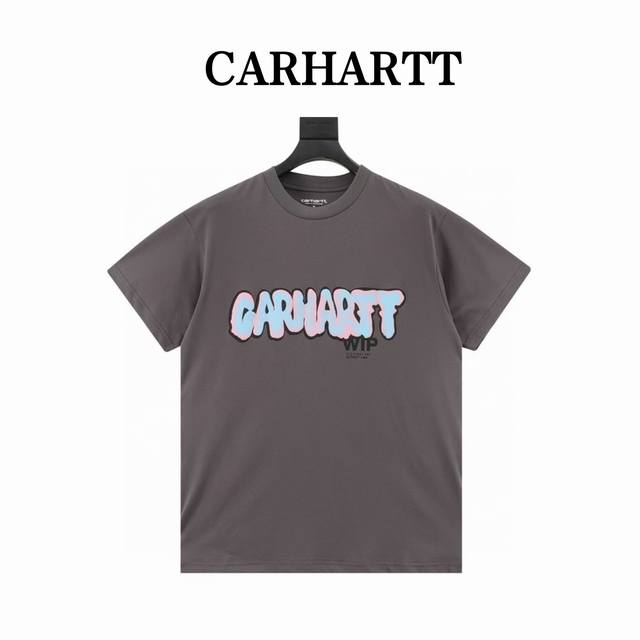 Carhartt Wi p 春夏新款涂鸦字母渐变图案印花短袖T恤，宽松休闲版型 浓郁的街头风格 简约时尚 胸前彩色的大号Carhartt字母印花 色彩渐变而斑斓