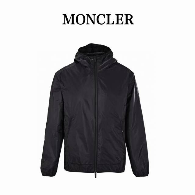 Moncler蒙口Mc 反光印花连帽夹克外套 采用高密度的锦纶制成的轻盈尼龙面料，使其极致的轻量化，同时又极具耐磨性和抗撕裂性。高密度的编织结构阻挡冷风侵入，表